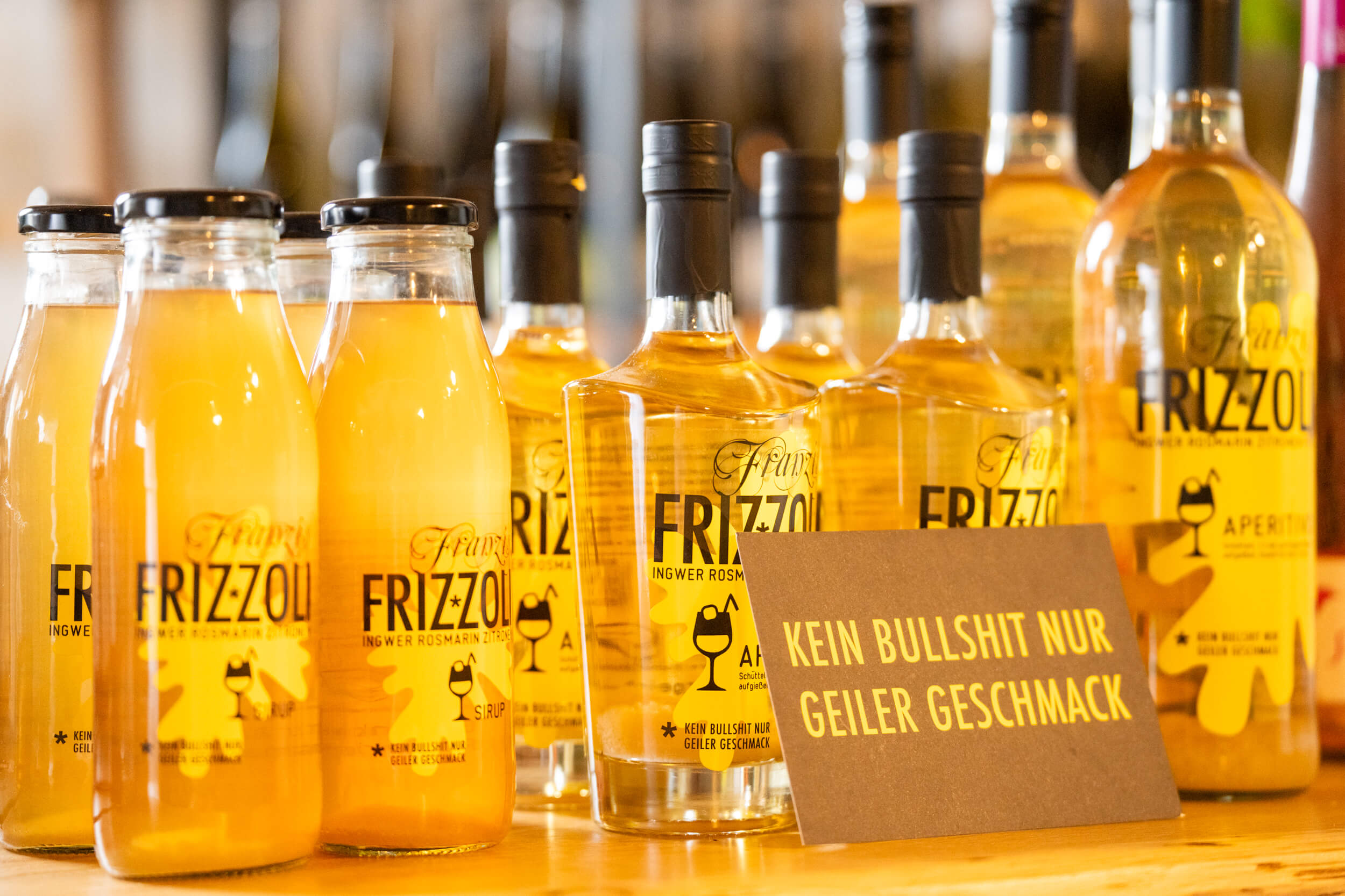 Mehrere Flaschen Frizzoli, davor eine Karte: Kein Bullshit, nur geiler Geschmack.